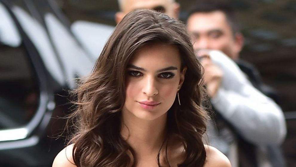 Are un trup perfect si cel mai frumos bust natural. Vezi cum s-a fotografiat Emily Ratajkowski la plaja