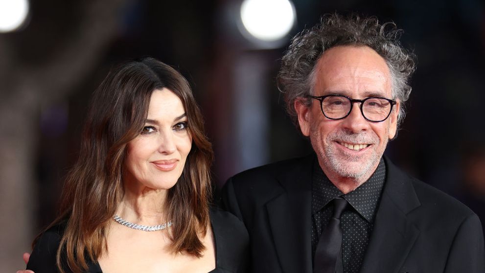 Face 60 de ani anul acesta, dar iubește ca o adolescentă! Monica Bellucci, surprinsă de paparazzi în timp ce-l săruta cu patos pe Tim Burton