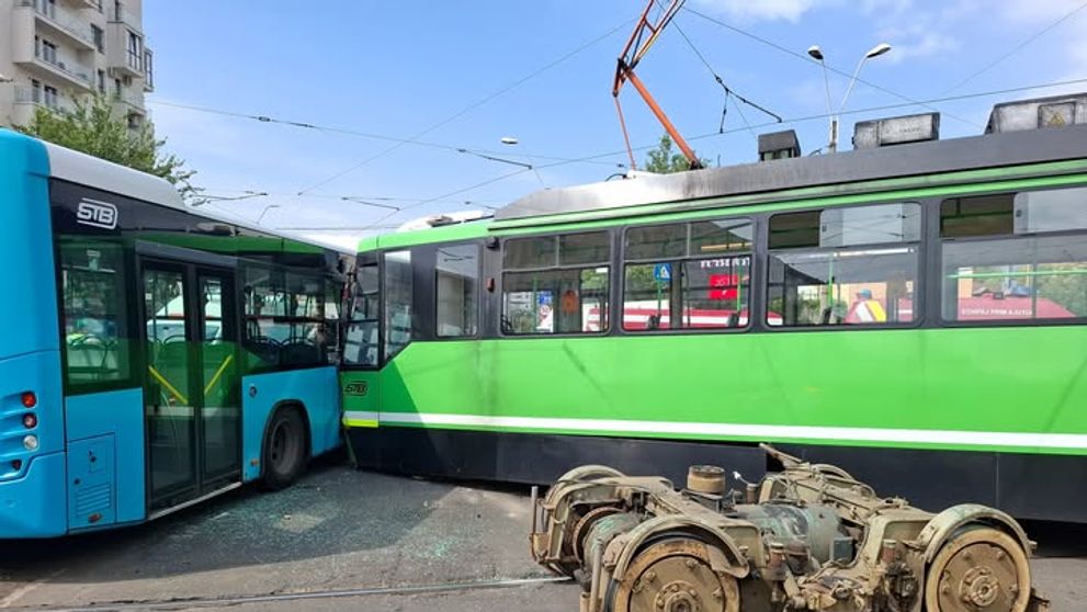 Imaginile video ale coliziunii dintre un tramvai și un autobuz STB în București