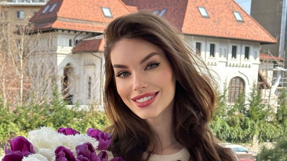 Miss Odesa face furori la București. Cum pozează ucraineanca în fața clădirilor istorice din capitală