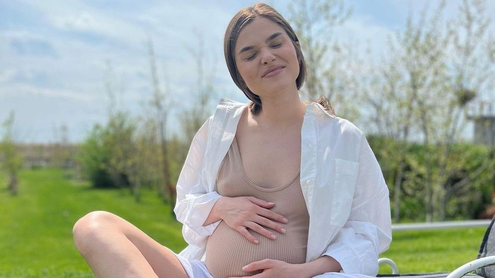 Cum arată burtica lui Theo Rose cu aproape 2 luni înainte să nască. Artista e în formă maximă