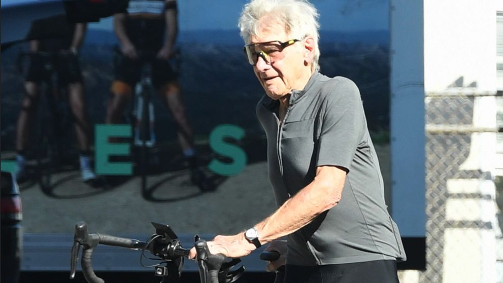 Octogenar, dar plin de energie! Recunoști starul de la Hollywood surprins de paparazzi pe bicicletă?
