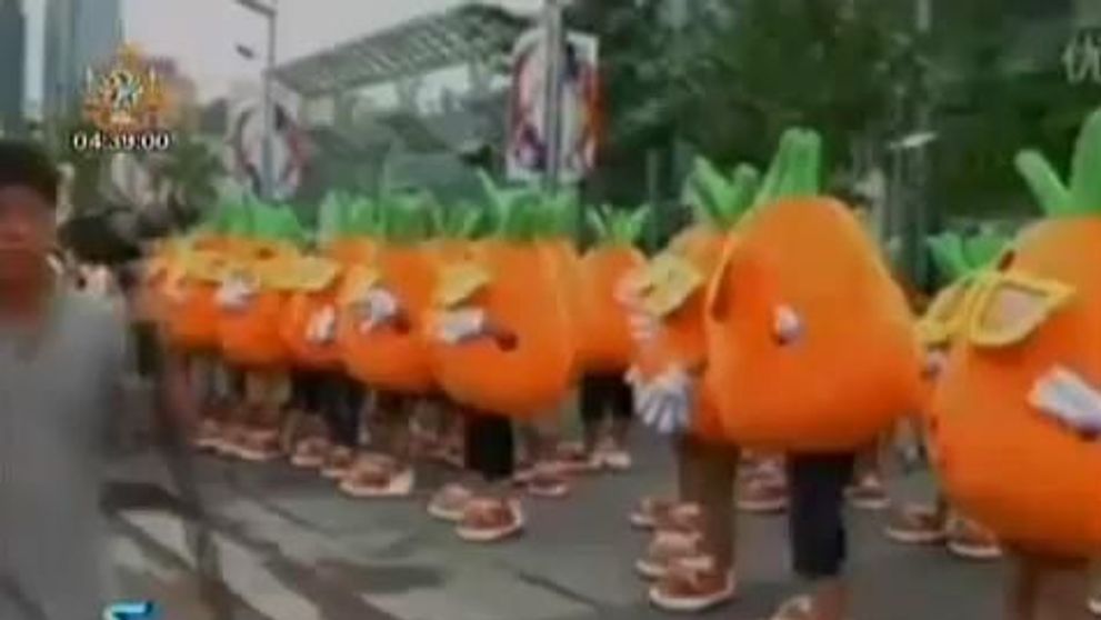 VIDEO / Romantic sau caraghios? Un chinez s-a deghizat in <span style=