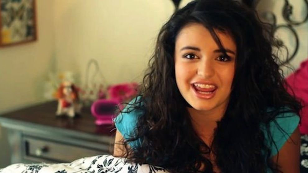 Toata lumea vorbeste din nou despre Rebecca Black, fata cu <span style=