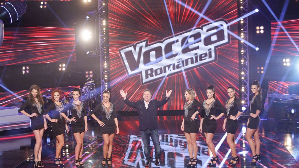 4 antrenori si 16 concurenti lupta pentru trofeul Vocea Romaniei. ACUM, numai la ProTV! 