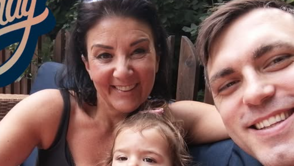 „Oamenii cred că sunt bunica fiicei mele”! A devenit mamă la 50 de ani cu un iubit cu 21 de ani mai tânăr: „Tehnic, aș putea fi mama amândurora!