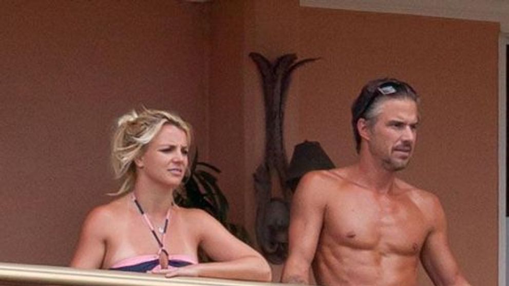 Britney Spears isi continua escapada romantica in Hawaii! Printesa muzicii pop se bronzeaza cu… bretele!