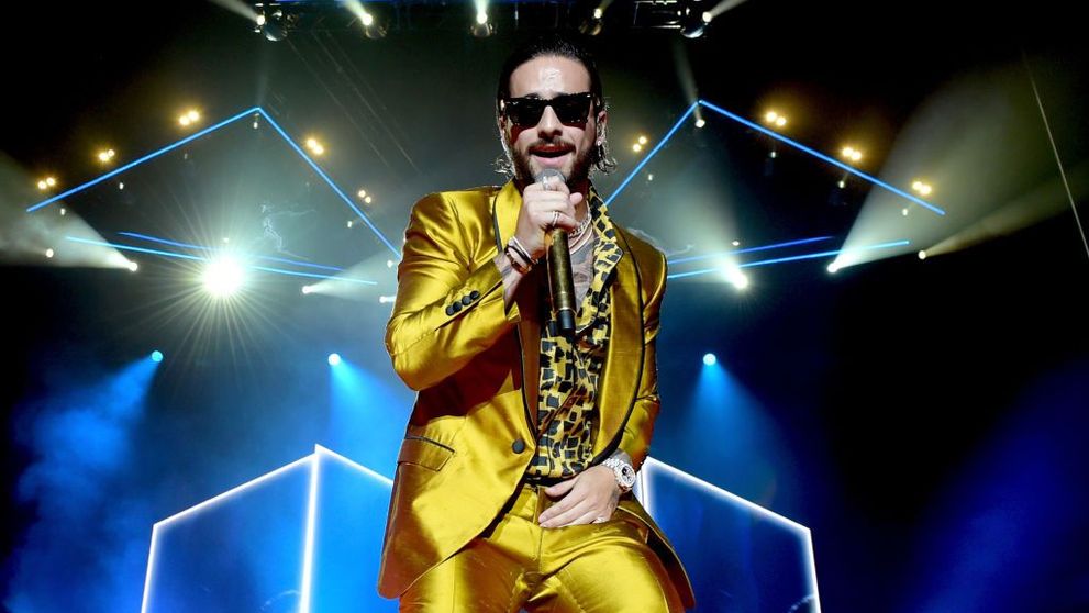 Nu a rezistat prea mult timp singur! Maluma, surprins de paparazzi în compania unei femei misterioase