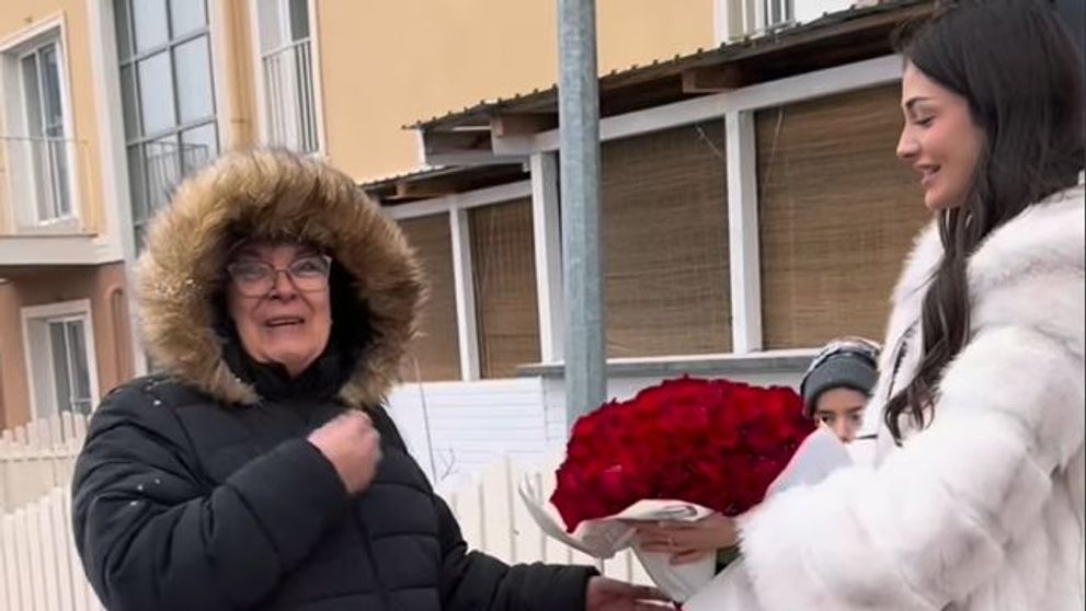 Andreea Bostănică a împărțit trandafiri pe stradă, iar oamenilor nu le-a venit să creadă. „Am vrut să dau puțin din această fericire mai departe”