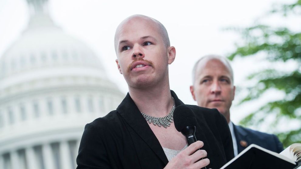 Biden a nominalizat un drag queen să se ocupe de deșeurile nucleare. Cine este Sam Brinton