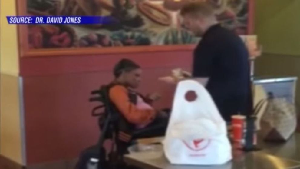 Ce a facut un angajat atunci cand o persoana cu dizabilitati a intrat intr-un restaurant. Gestul sau a ajuns viral