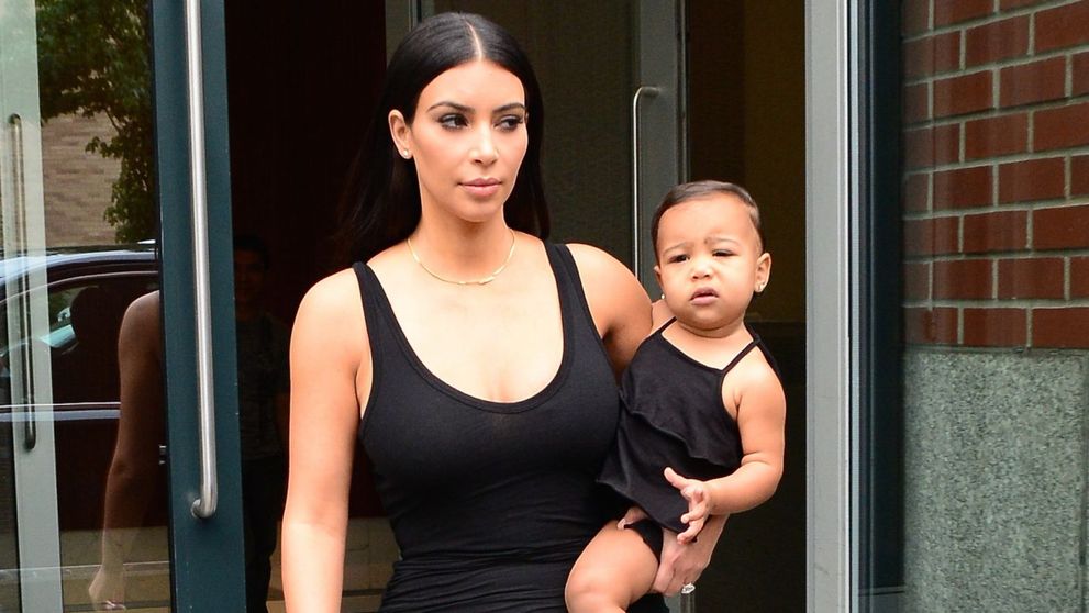 Gestul neasteptat pe care North West l-a facut la vederea paparazzilor. Cum a reactionat fiica lui Kim Kardashian 