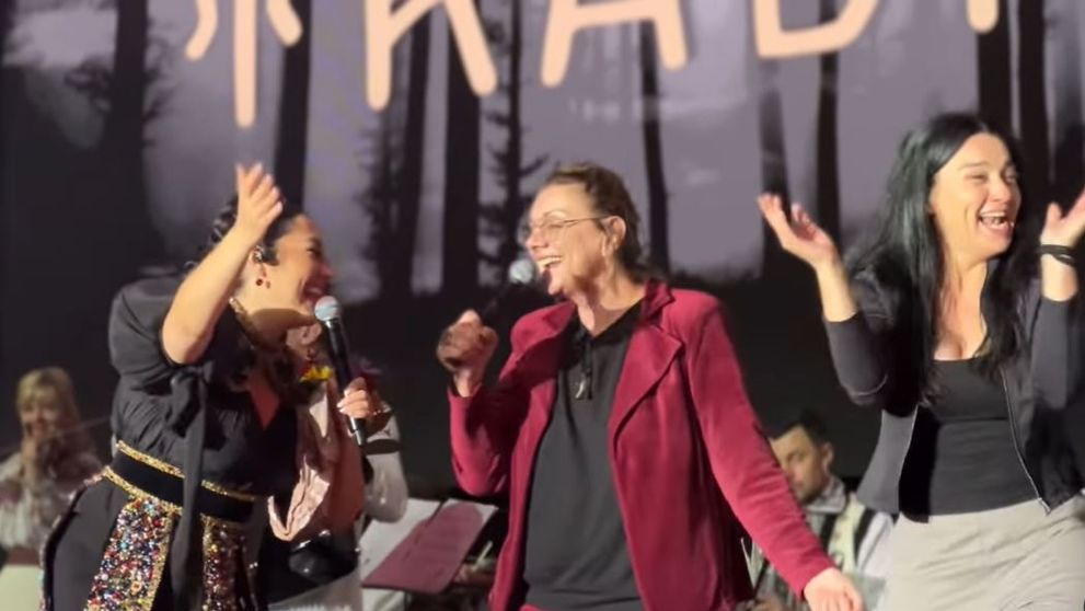 Moment special la concertul Andrei din Germania. Actorii din Clanul și Groapa au cântat alături de ea melodia „Cui nu-i place dragostea”