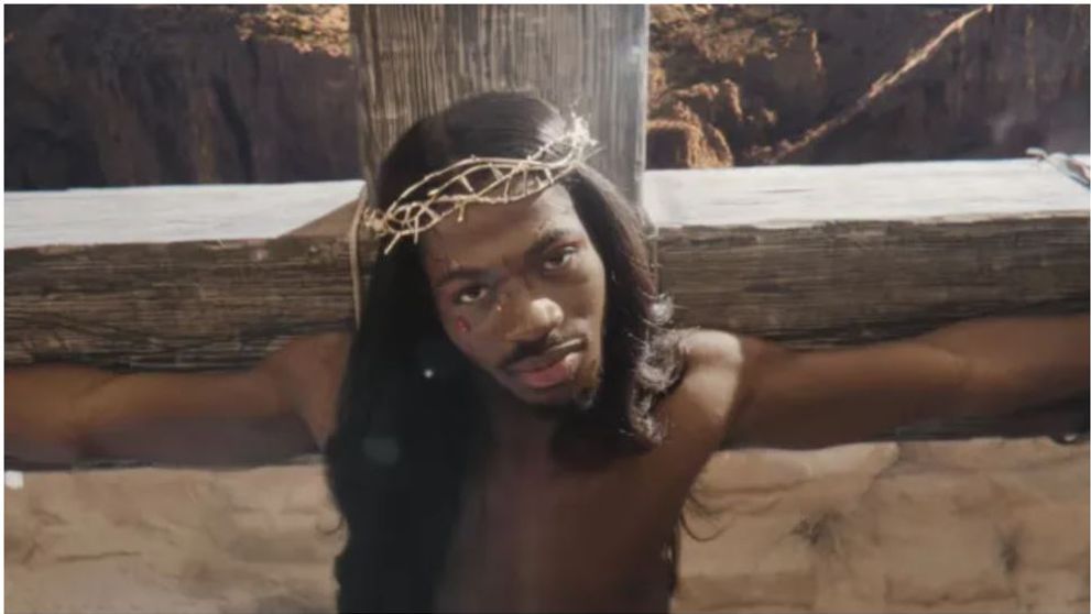Videoclipul lui Lil Nas X, ”J Christ”, acuzat de blasfemie! Artistul s-a filmat răstignit pe cruce