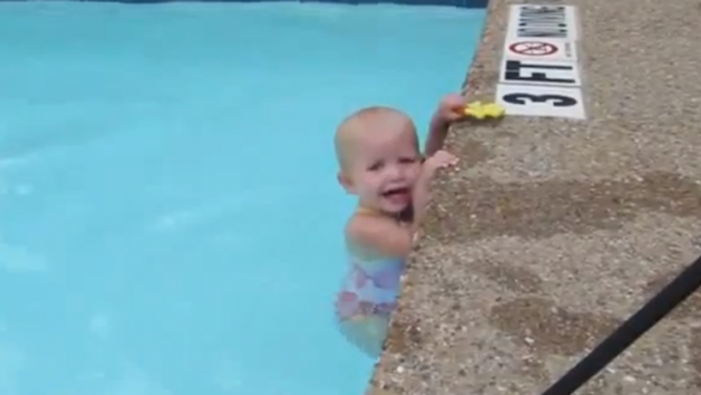 Abia a invatat sa mearga, dar inoata ca un profesionist! E uimitor cat de bine se descurca acest bebelus in piscina: VIDEO