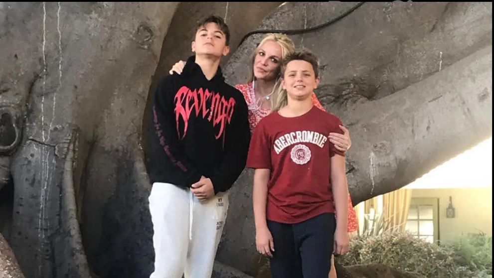 Apariție rară! Fiii lui Britney Spears, care nu mai locuiesc cu ea de doi ani, s-au transformat în niște flăcăi frumoși. Cum arată acum
