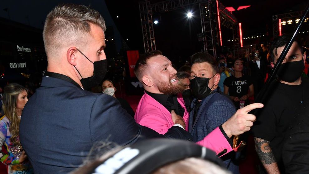Schimb de replici dure pe covorul roșu de la MTV Awards. Conor McGregor, la un pas să îl lovească pe cântărețul MGK