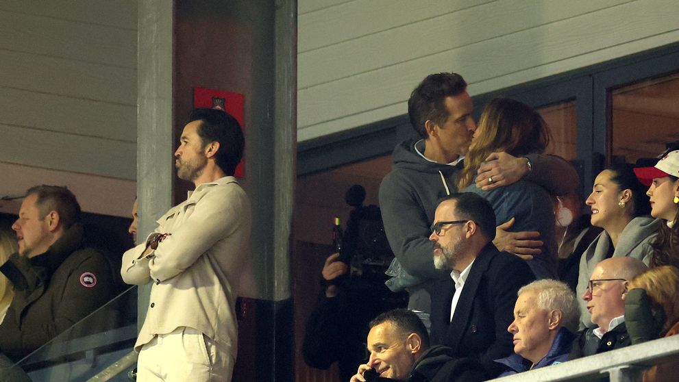 După o lungă perioadă în care nu au mai apărut în public, celebrul cuplu de la Hollywood a fost surprins de paparazzi în tandrețuri. Blake Lively și Ryan Reynolds, sărut pasional în tribune la meciul lui Wrexham