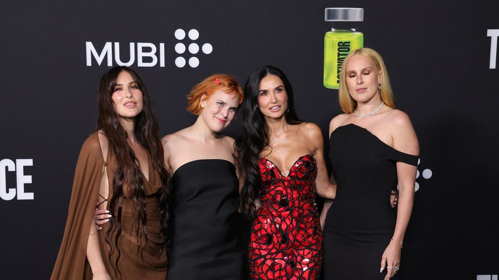 Demi Moore și-a eclipsat fiicele la o apariție mondenă. Are 61 de ani, e bunică, dar arată mai bine ca niciodată!