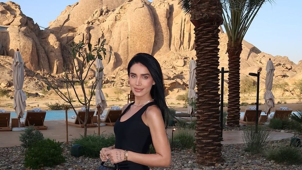 Adelina Pestrițu a găsit o nouă destinație de vacanță care îți taie respirația, chiar în mijlocul deșertului. Cât costă o noapte de cazare la resortul construit pe stânci