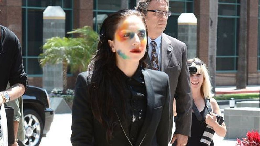 Botinele pe care putine femei ar reusi sa mearga. Cum a aparut Lady Gaga, pe niste tocuri ametitor de inalte