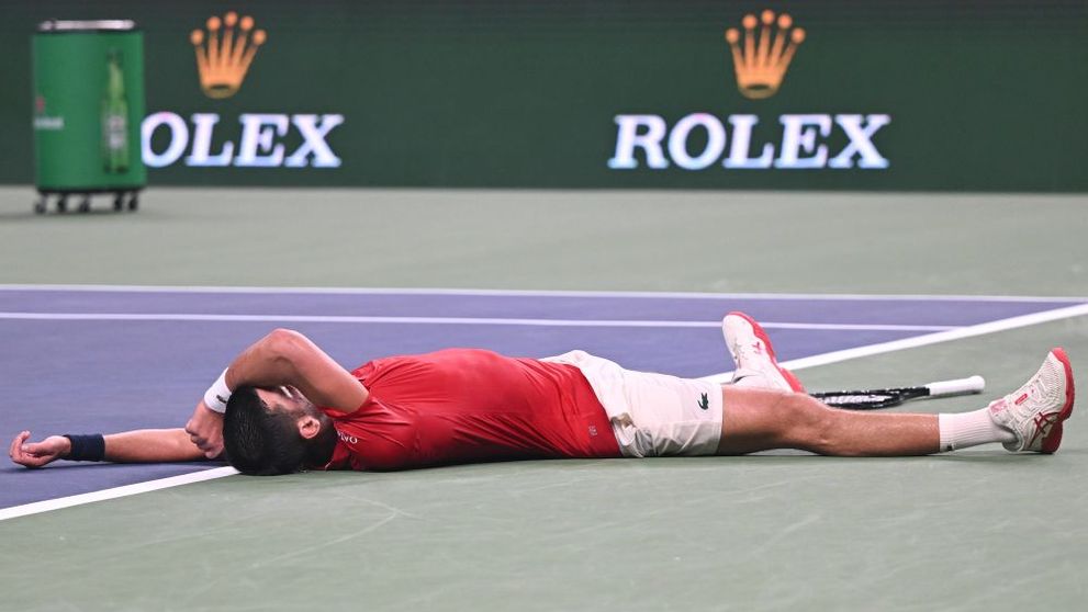 Momentul în care Novak Djokovici se prăbuşește pe teren în timpul meciului. În urmă cu o zi, jucătorul a vomitat pe teren