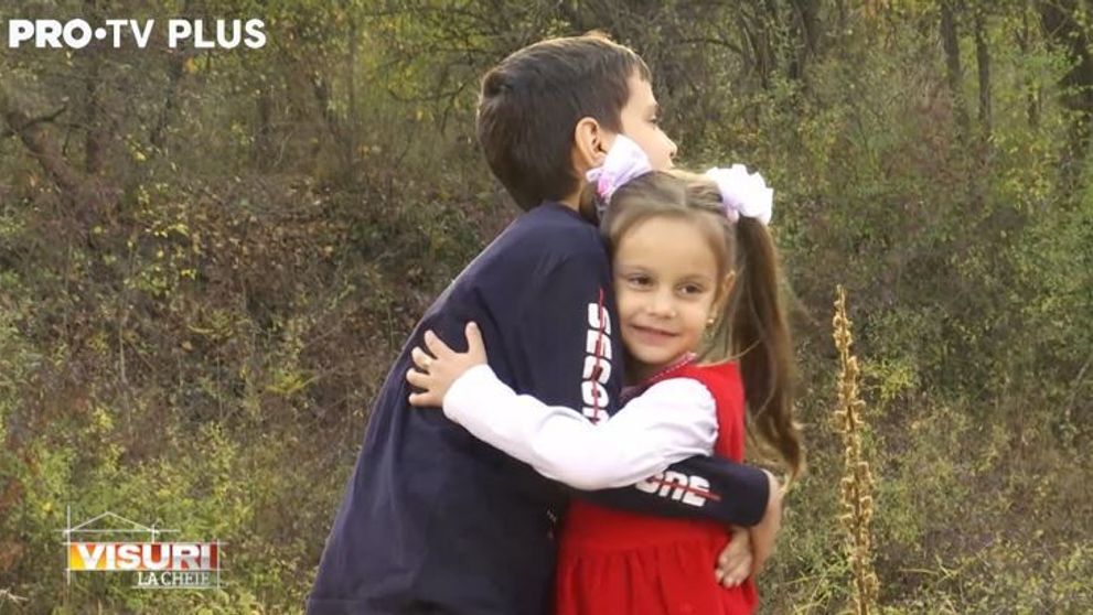 Dragoș Bucur, surpriză cu o mulțime de zâmbete și îmbrățișări pentru micuții Mihai și Alexandra