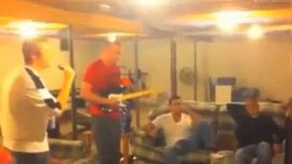 Isi pierde mintile din cauza unui joc si distruge televizorul VIDEO