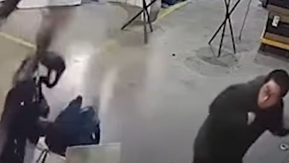 Momentul îngrozitor în care un robot dotat cu AI a atacat două persoane! Filmarea a stârnit revoltă pe internet