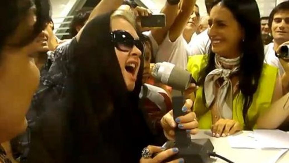 Distractie mare pe aeroport: Cyndi Lauper le-a cantat calatorilor 
