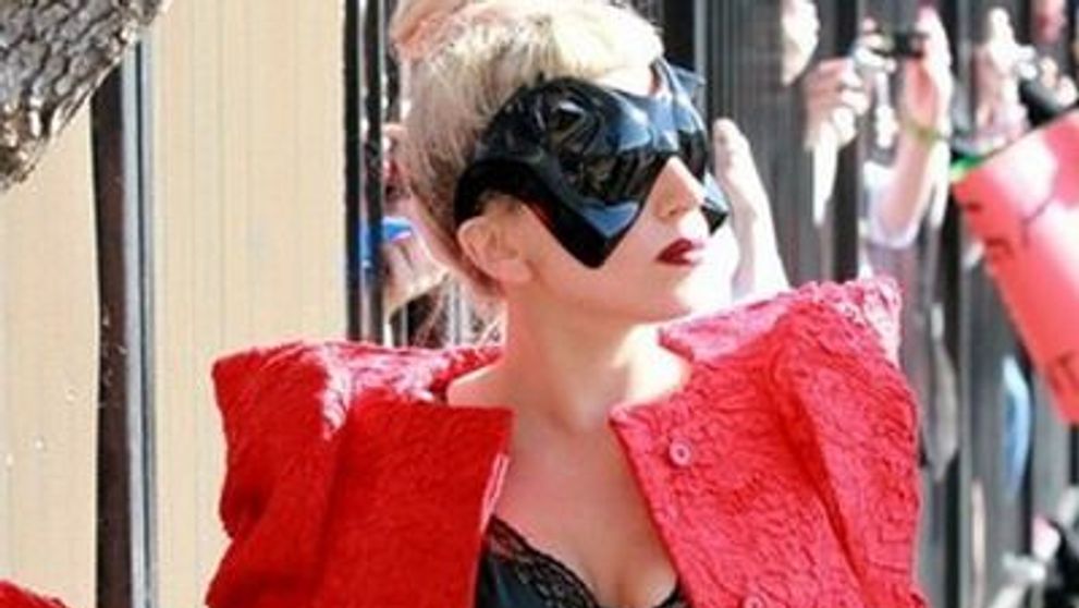Romanul care care a imbracat-o pe Lady Gaga isi prezinta noua colectie la Londra!
