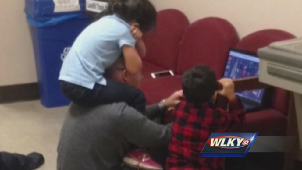 O mama si-a lasat copiii pe hol si a intrat la examen. Ce s-a intamplat dupa ce a aparut barbatul din imagini