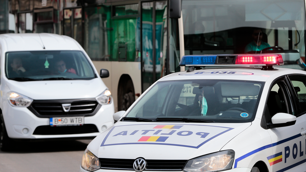 Un bărbat de 62 de ani și-a aruncat câinele pe geam, de la etajul 5, după o ceartă cu soția. Animalul a murit