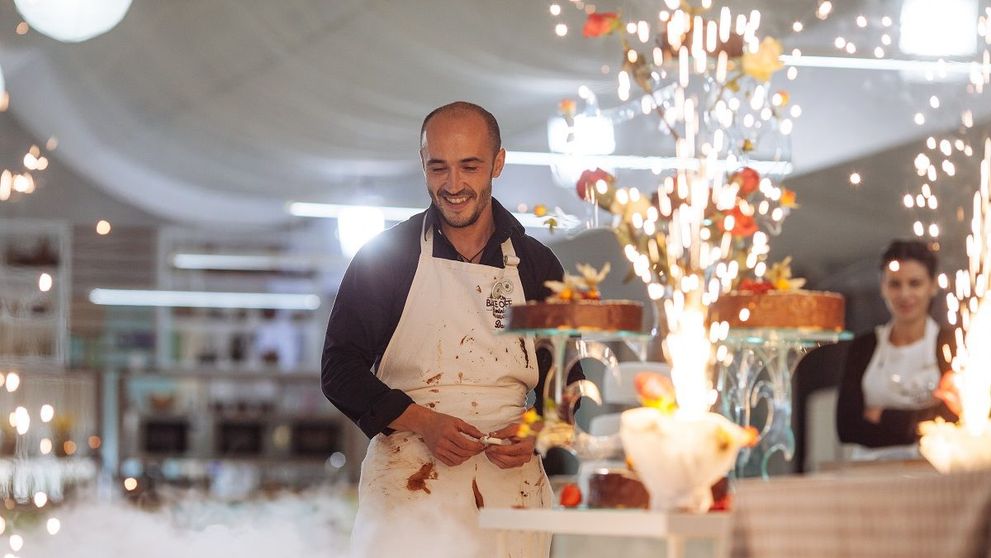 Bake Off Romania si-a ales castigatorul! Daniel Ioan este Cel mai bun cofetar amator din Romania