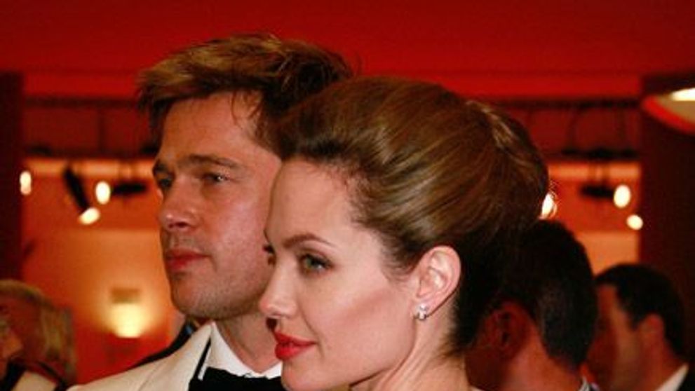 Angelina Jolie i-a daruit lui Brad Pitt o bijuterie creata de ea: un pandativ cu diamant