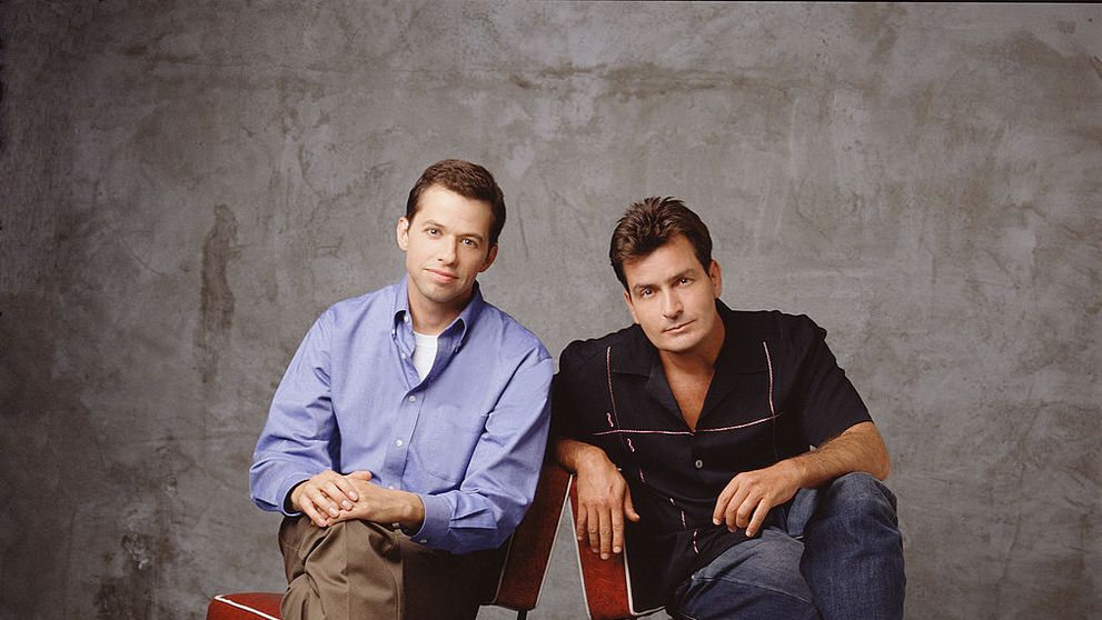Jon Cryer, starul din „Two and a Half Men”, a dezvăluit cât câștiga pentru un episod, iar fanii au fost șocați: „Doar o treime din cât primea Charlie Sheen!”