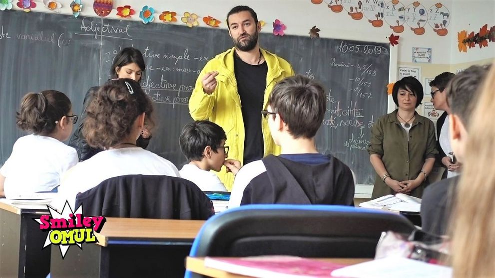 VIDEO Smiley, surpriză pentru un elev din Capitală. Ce s-a întâmplat când a intrat în clasă, la ora de Română