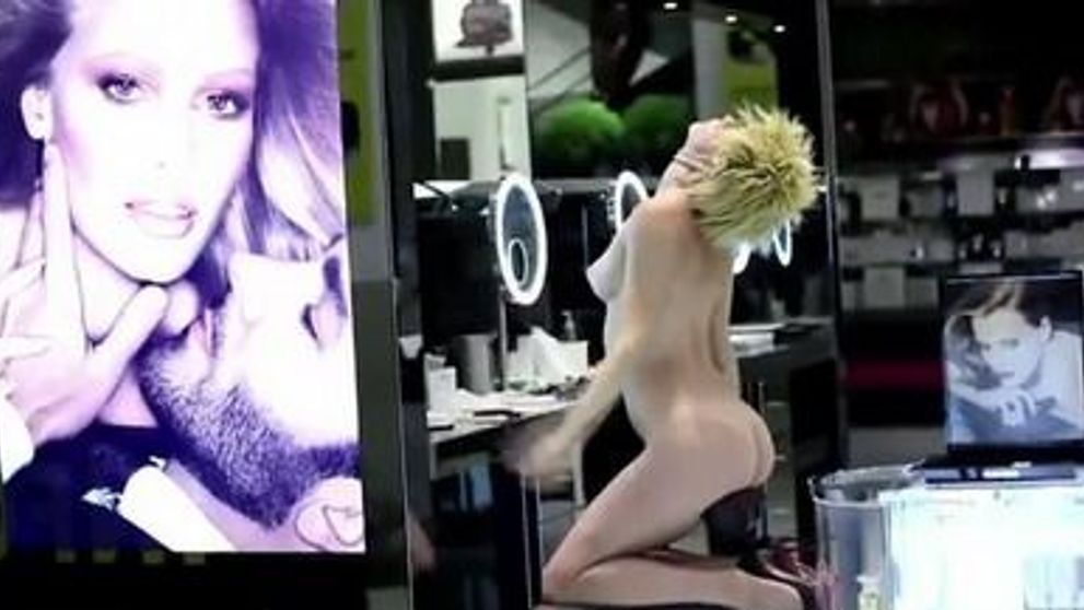 Vezi o reclama super provocatoare la Prada: in pielea goala intr-un magazin plin de oameni! VIDEO