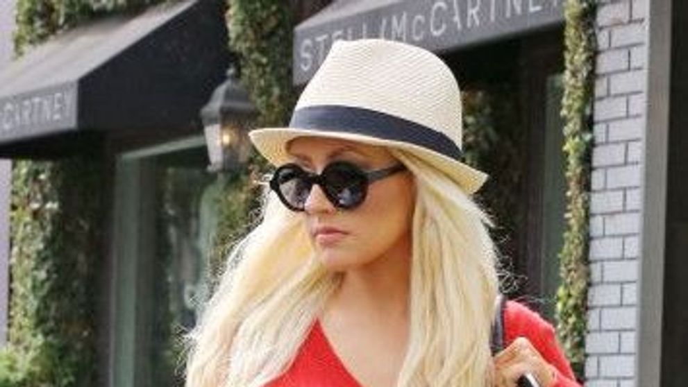 Christina Aguilera isi arata noile forme intr-o pereche de skinny jeans. A slabit enorm si e mandra de reusita ei: FOTO
