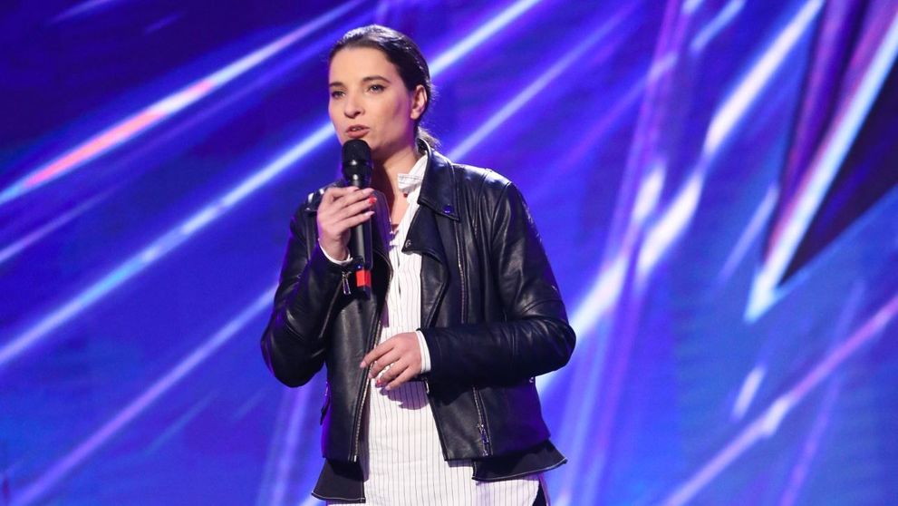 Croitoreasa de la Românii au talent: „Merg în fiecare seară la karaoke. Cobor din casă și intru direct în club”