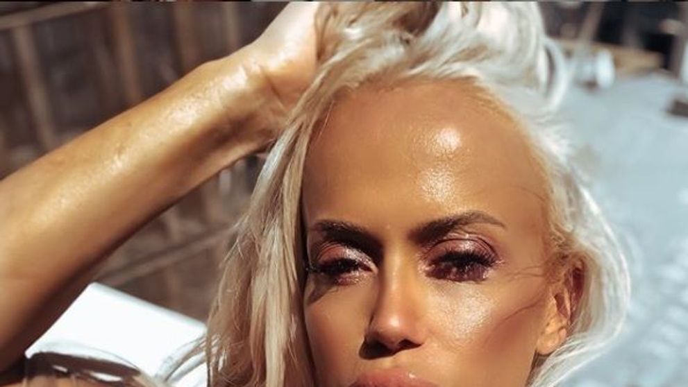 Anda Adam, imagine incendiară pe Instagram! Artista s-a lăsat fotografiată topless