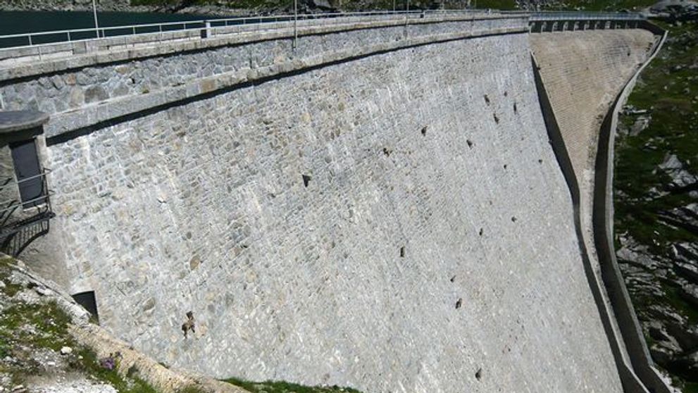 Probabil nu ai vazut niciodata asa ceva: Uite ce a surprins un fotograf pe barajul acesta: FOTO