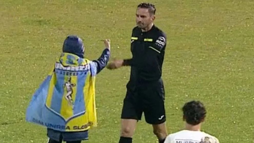 Un băiat de 9 ani a intrat pe teren şi a făcut gesturi obscene către arbitrul Sebastian Colțescu, la meciul Unirea Slobozia-Farul - VIDEO