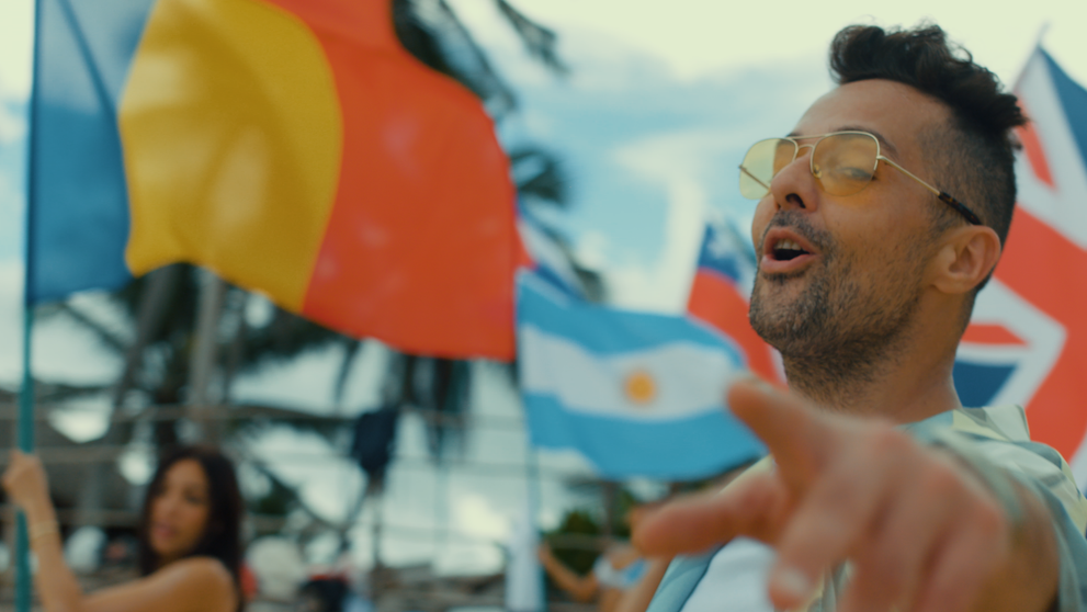Zile fierbinți în Dominicană pentru Tudor de la Fly Project. Cum a filmat alături de venezueleanca Rosmainery Salazar