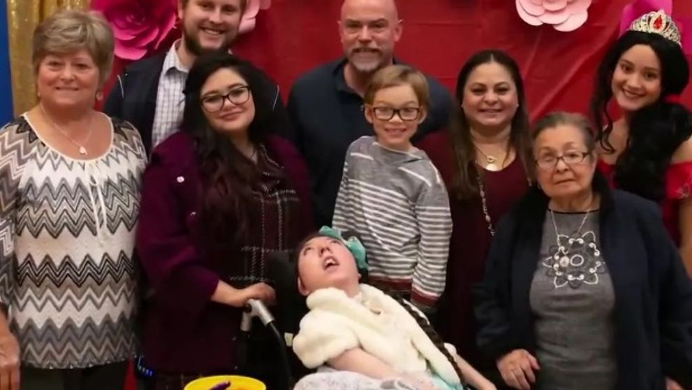 Miracol medical! Alex, femeia care s-a născut fără creier, a împlinit 20 ani! Când a venit pe lume, medicii au spus că nu va trăi mai mult de patru ani: „Este o luptătoare!”