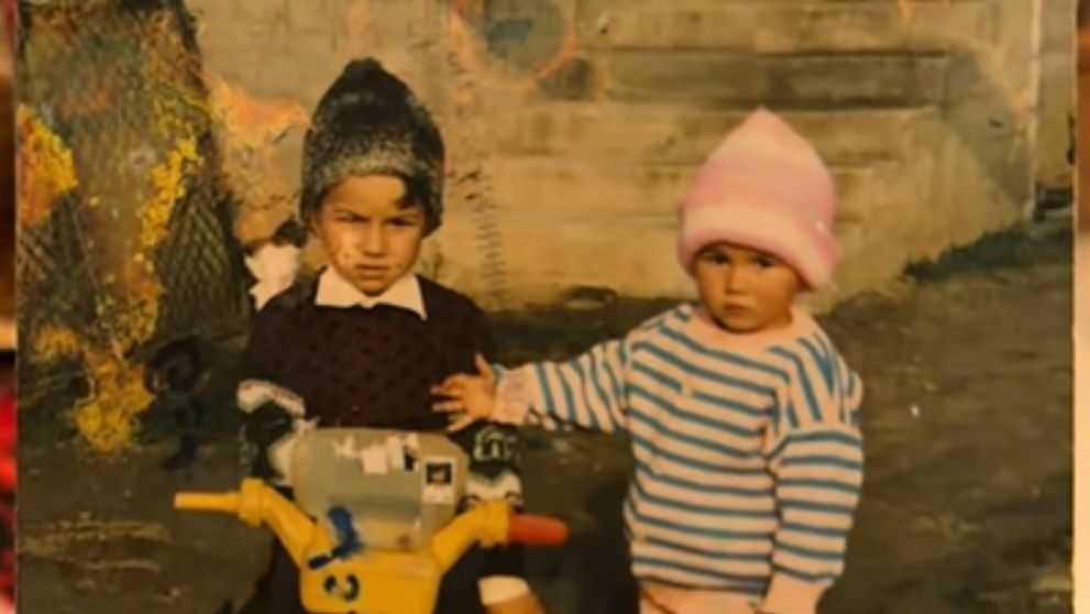 Îi recunoști? Astăzi, el este unul dintre cei mai iubiți artiști din România, iar ea se numără printre cele mai apreciate influencerițe. Familia lor este extrem de îndrăgită în mediul online