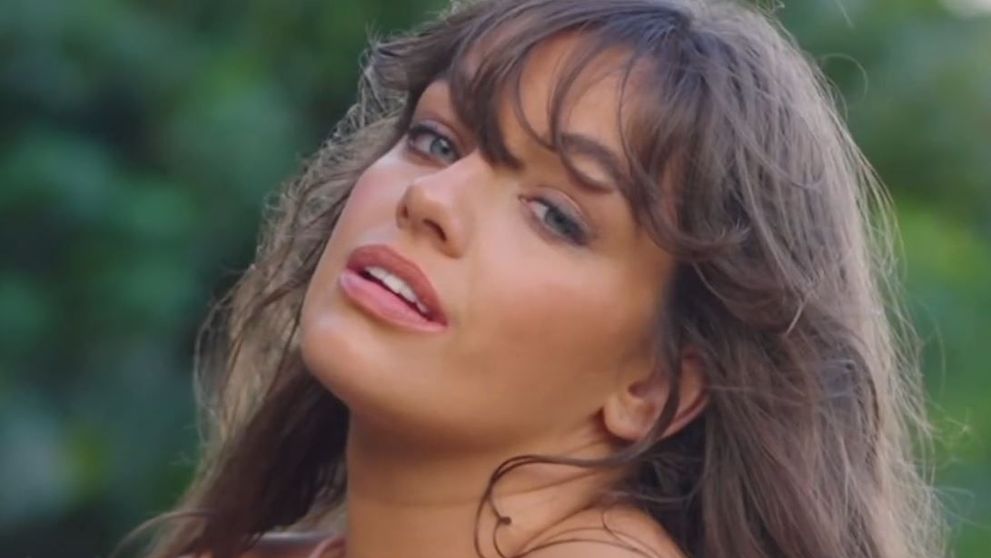 Modelul care nu se rușinează pentru pliurile burții. A pozat în costumul Evei pentru Sports Illustrated și a stârnit doar admirație