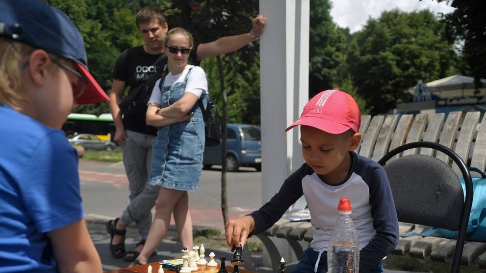 Un băiețel de 5 ani strânge bani pentru armata ucraineană! Cine e Artem, considerat o minune a șahului