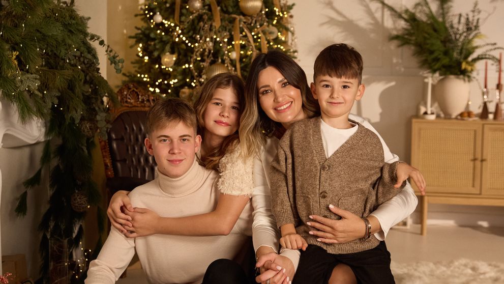 Ela Crăciun radiază de fericire alături de soț și copiii, într-o nouă ședință foto dedicată sărbătorilor