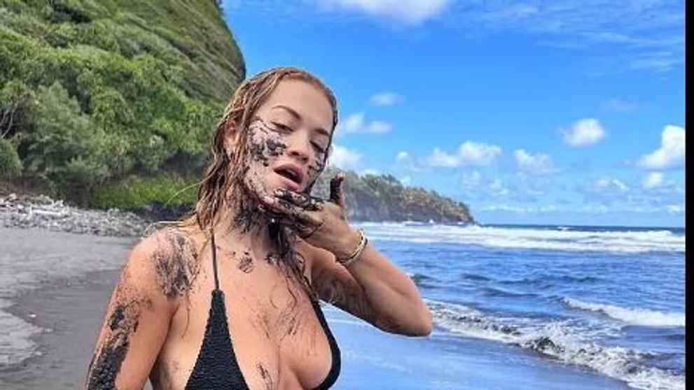 Rita Ora, băi de nămol pe o plajă din Australia